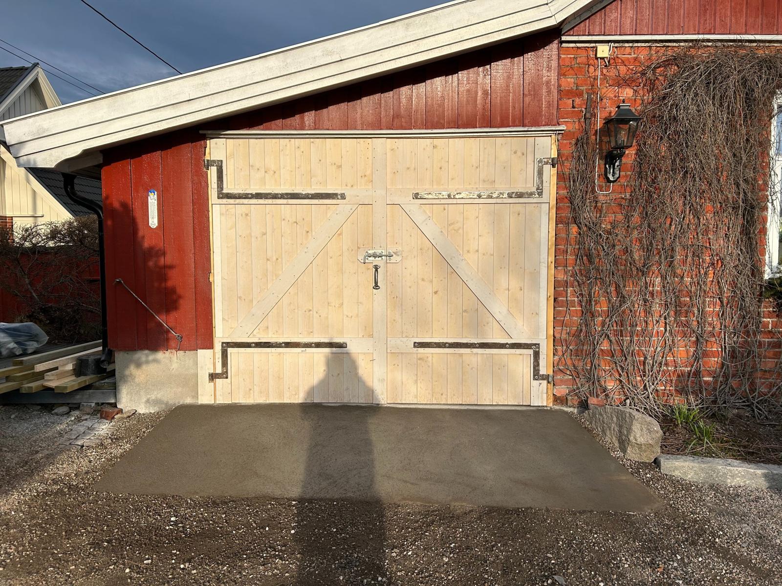 Ny låvedør i tre på murbygg